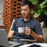 Mann vor einem Laptop als Symbol für steuerlich effiziente Firmenstrukturen