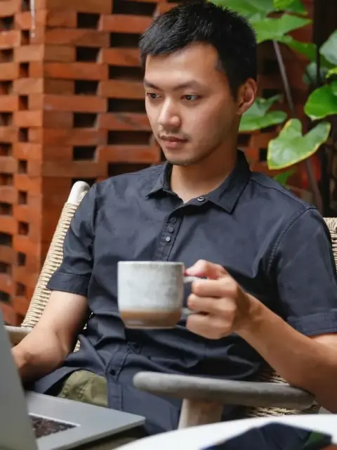 Mann vor einem Laptop als Symbol für steuerlich effiziente Firmenstrukturen