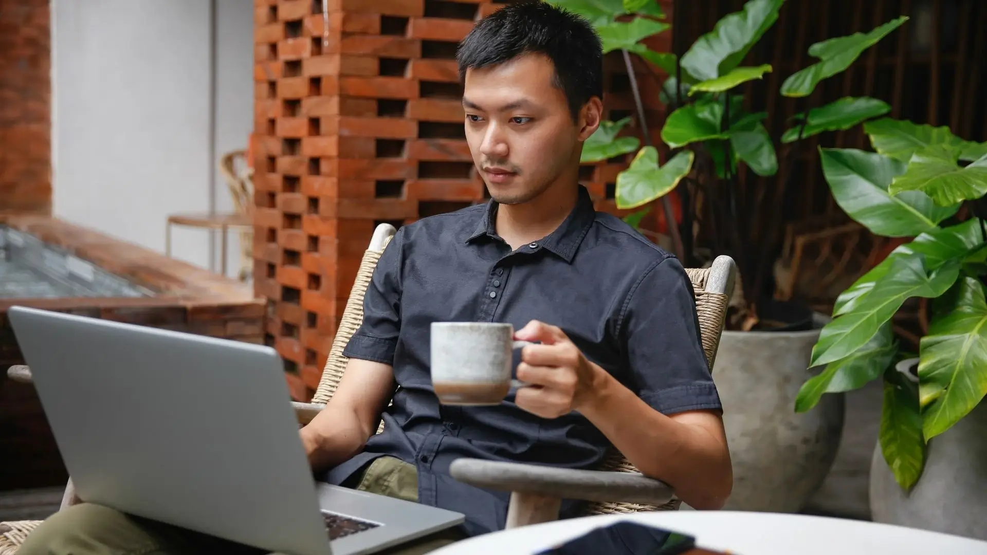 Mann vor einem Laptop als Symbol für steuerlich effiziente Firmenstrukturen