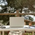 Ein Schreibtisch als Symbol für Risiken bei Offshore-Firmengründungen