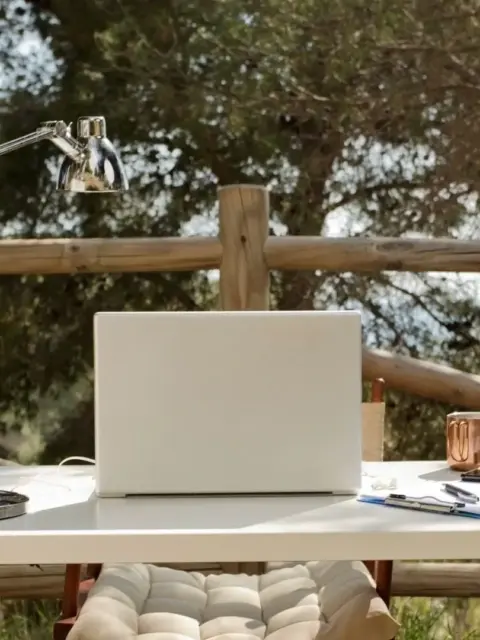 Ein Schreibtisch als Symbol für Risiken bei Offshore-Firmengründungen