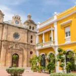 Ein historisches Gebäude als Symbol für Steuern in Kolumbien