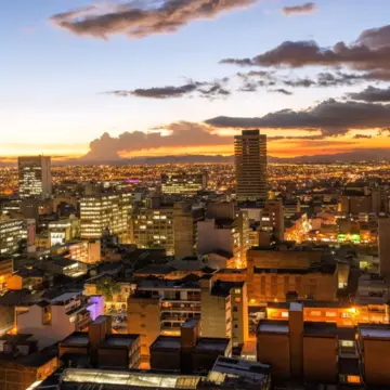 Eine Stadt bei Nacht als Symbol für Leben in Kolumbien