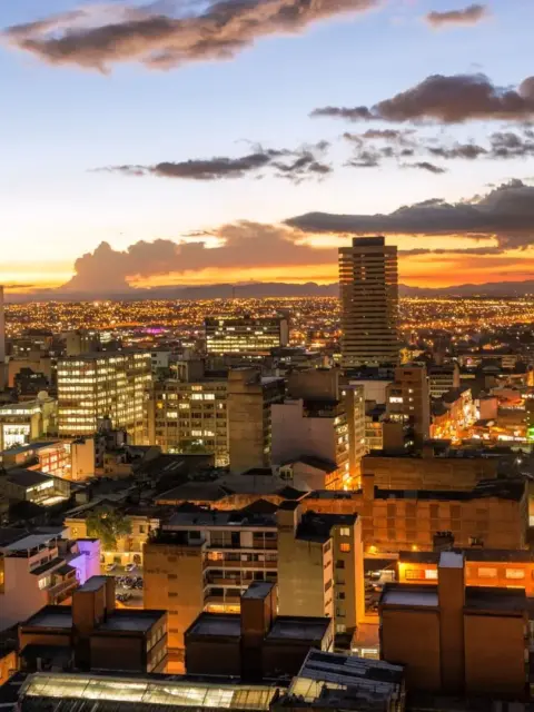 Eine Stadt bei Nacht als Symbol für Leben in Kolumbien