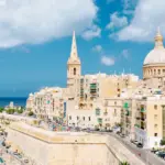 Weise Häuser als Symbol für Krankenversicherung in Malta