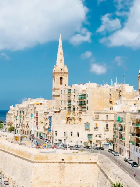 Weise Häuser als Symbol für Krankenversicherung in Malta