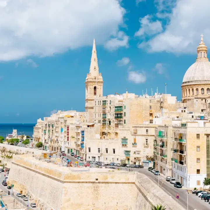 Weise Häuser als Symbol für Krankenversicherung in Malta