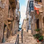 Eine schmale Gasse als Symbol für Leben auf Malta