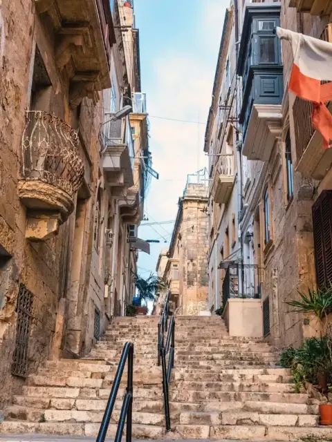 Eine schmale Gasse als Symbol für Leben auf Malta