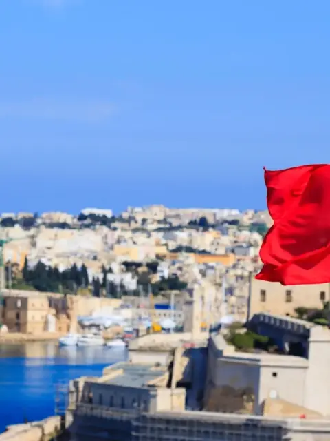Eine Flagge als Symbol für Steuern in Malta