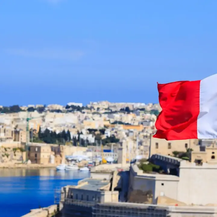 Eine Flagge als Symbol für Steuern in Malta