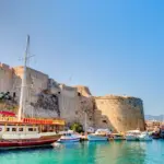 Ein Segelboot als Symbol für Krankenversicherung in Zypern