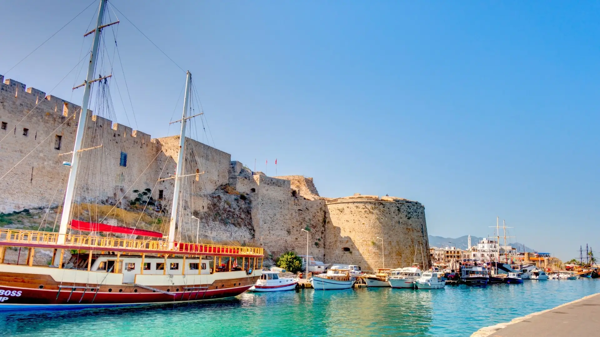 Ein Segelboot als Symbol für Krankenversicherung in Zypern