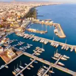 Ein Hafen als Symbol für Visum in Zypern