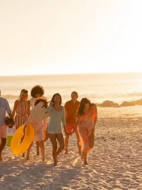 Freunde am Strand als Symbol für emotionale Seite des Lebensorts