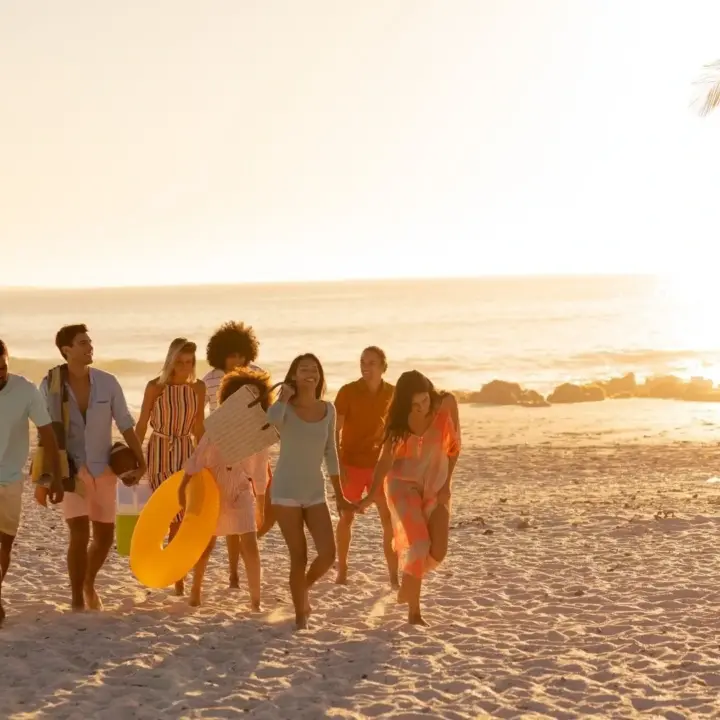 Freunde am Strand als Symbol für emotionale Seite des Lebensorts