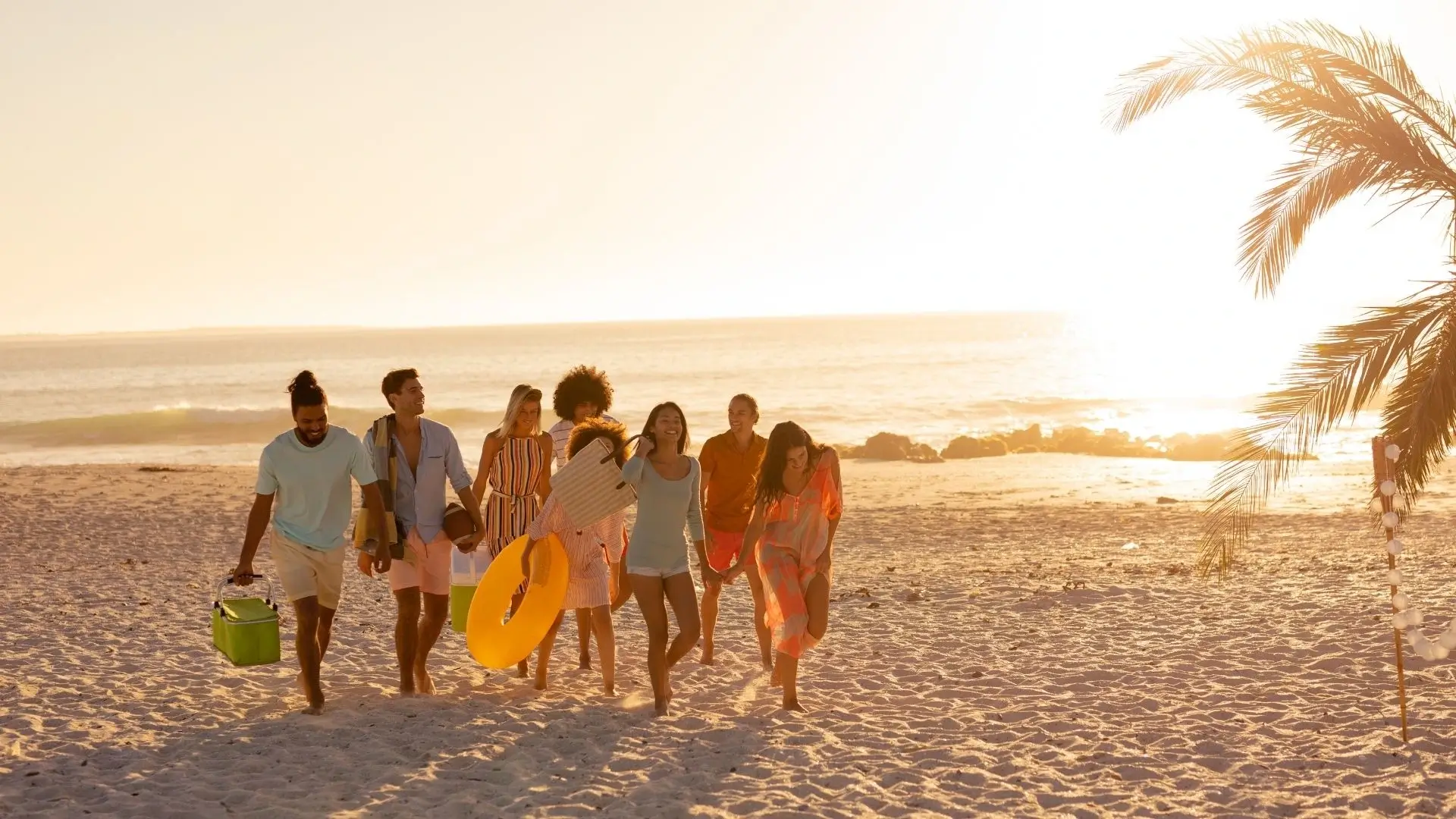 Freunde am Strand als Symbol für emotionale Seite des Lebensorts