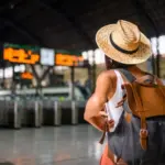 Eine Frau am Flughafen als Symbol für Bankkonto Vergleich