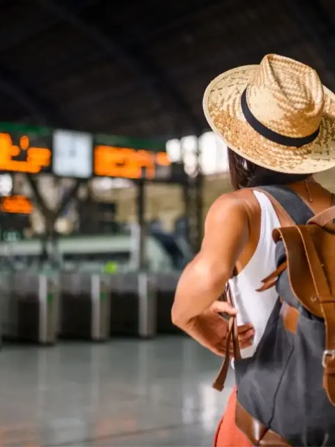Eine Frau am Flughafen als Symbol für Bankkonto Vergleich