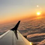 Blick aus dem Flugzeug als Symbol für investieren im ausland