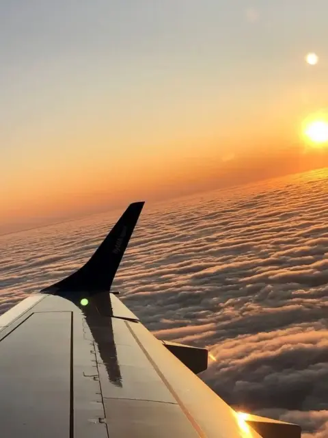 Blick aus dem Flugzeug als Symbol für investieren im ausland
