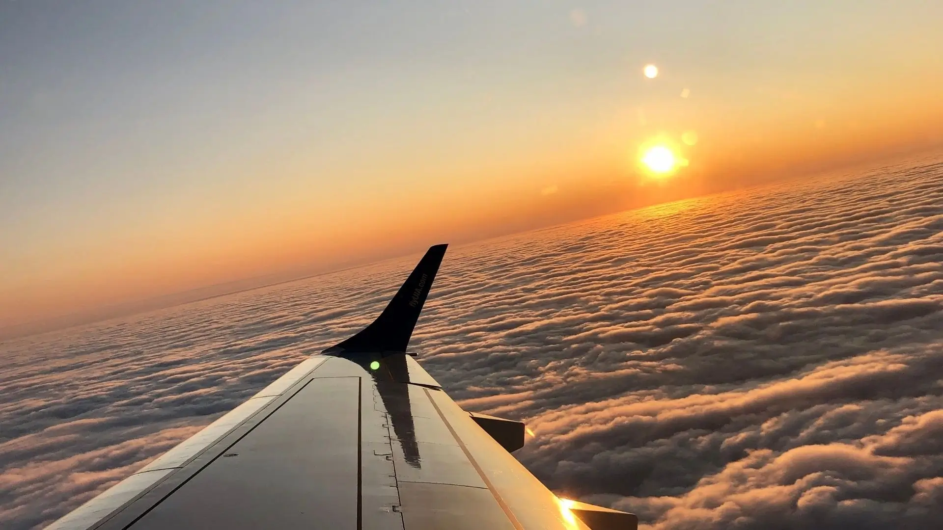 Blick aus dem Flugzeug als Symbol für investieren im ausland