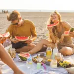 Glückliche Menschen am Strand als Symbol für digitale produkte