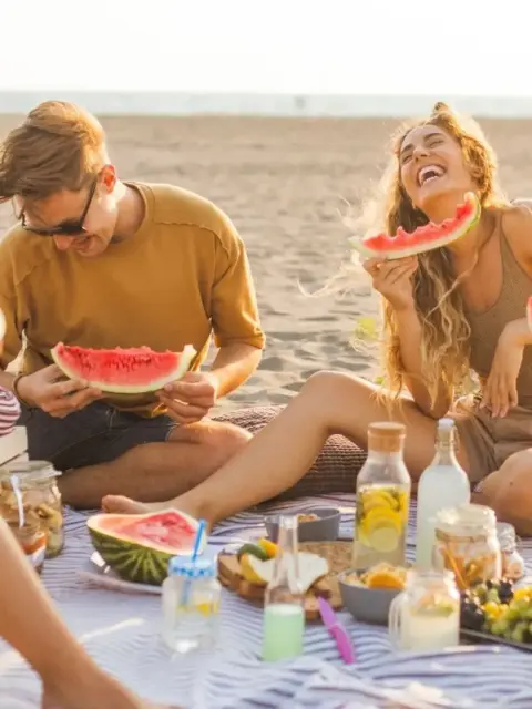 Glückliche Menschen am Strand als Symbol für digitale produkte