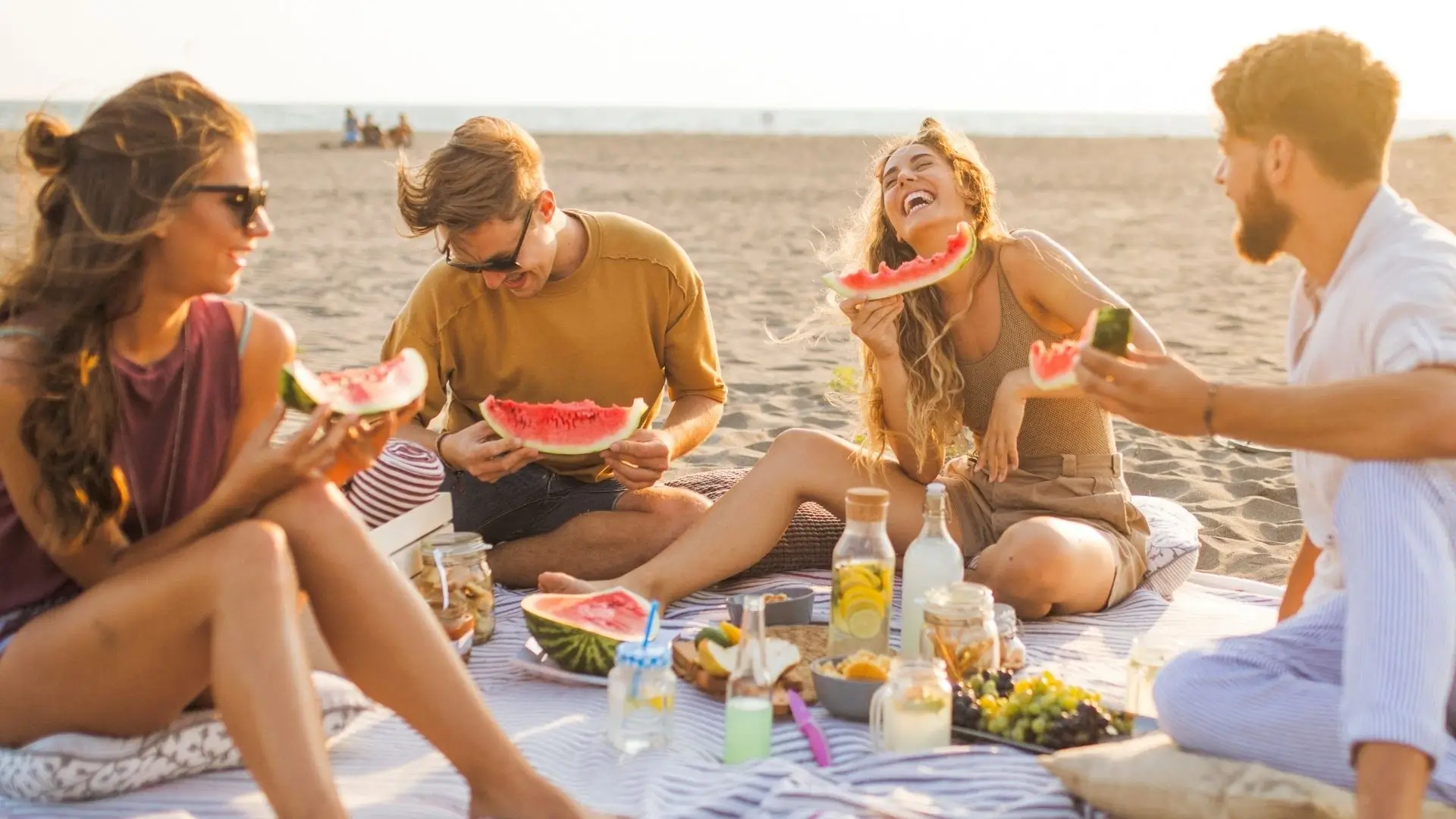 Glückliche Menschen am Strand als Symbol für digitale produkte