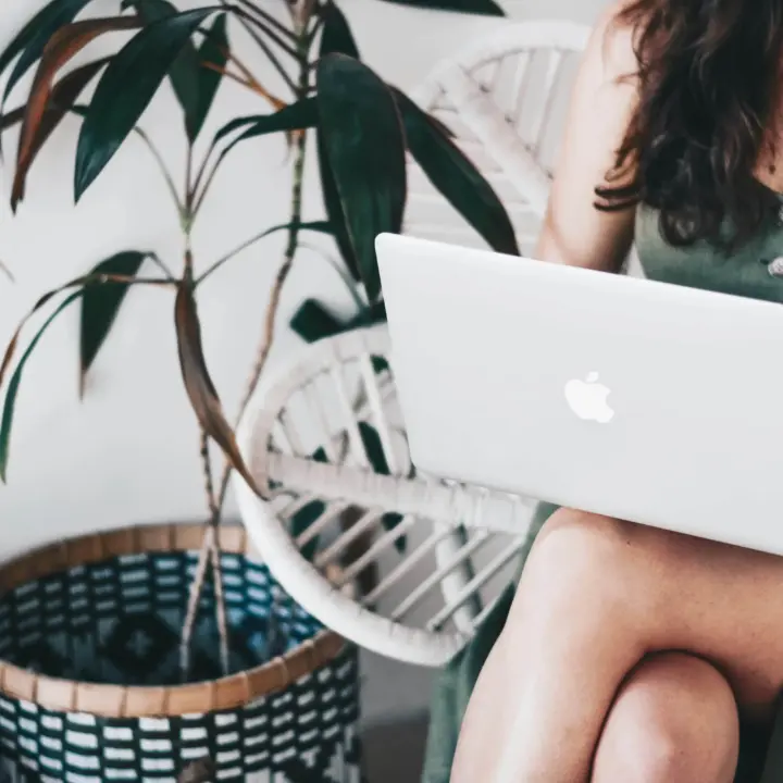 Eine Frau mit Laptop als Symbol für Freelancing im Ausland