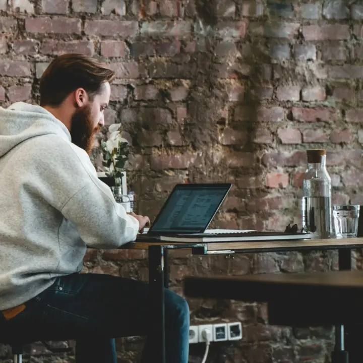 Ein Mann im Cafe als Symbol für e commerce im Ausland