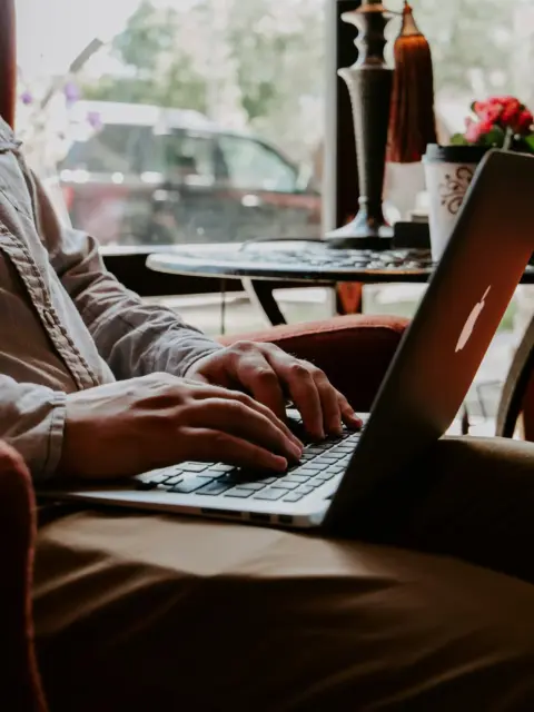 Ein Laptop als Symbol für ortsunabhängig arbeiten tipps