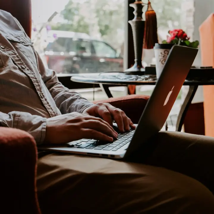 Ein Laptop als Symbol für ortsunabhängig arbeiten tipps
