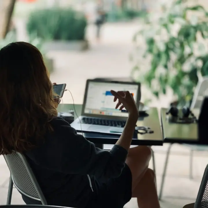 Eine Frau am Laptop als Symbol für Bankkonto ohne Wohnsitz
